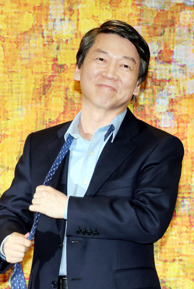 무소속 안철수 대선후보가 16일 오후 서울 동작구 대방동 서울여성플라자에서 열린 ‘2012 대선 여성유권자 토크콘서트’에 참석, 시작에 앞서 넥타이를 풀고 있다.  연합뉴스