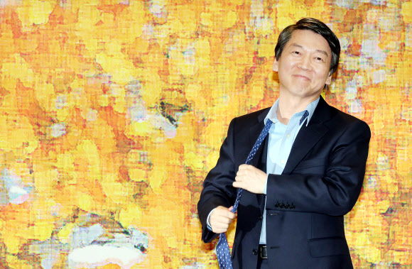 무소속 안철수 대선후보가 16일 오후 서울 동작구 대방동 서울여성플라자에서 열린 ‘2012 대선 여성유권자 토크콘서트’에 참석, 시작에 앞서 넥타이를 풀고 있다.  연합뉴스