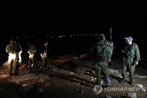 이스라엘 군인들이 16일 가자지구에서 날아온 로켓이 떨어진 예루살렘 외곽의 현장을 지키고 있다.  연합뉴스