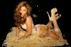 팝스타 레이디 가가가 온몸에 케이크를 묻힌 채 매혹적인 자태를 뽐내고 있다. / 레이디 가가 트위터