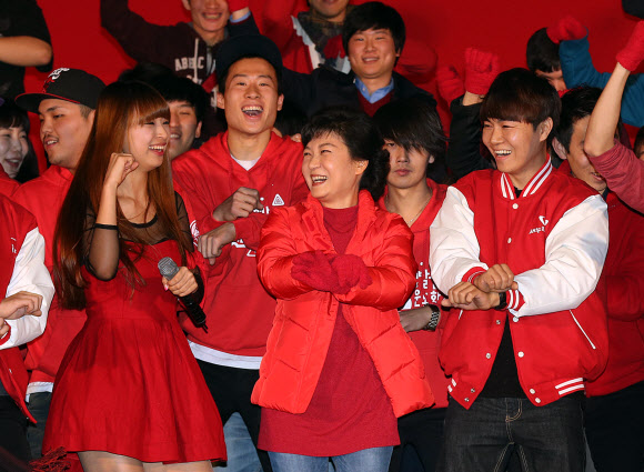 새누리당 박근혜 대선후보가 18일 오후 인천 연수구 송도동 송도컨벤시아에서 ‘박근혜 후보 비전선포식-준비된 여성대통령 박근혜’ 행사에 참석해 말춤을 추고 있다.연합뉴스