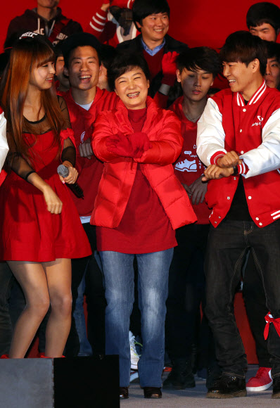 새누리당 박근혜 대선후보가 18일 오후 인천 연수구 송도동 송도컨벤시아에서 ‘박근혜 후보 비전선포식-준비된 여성대통령 박근혜’ 행사에 참석해 말춤을 추고 있다.연합뉴스