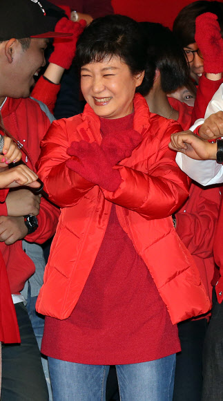 새누리당 박근혜 대선후보가 18일 오후 인천 연수구 송도동 송도컨벤시아에서 ‘박근혜 후보 비전선포식-준비된 여성대통령 박근혜’ 행사에 참석해 말춤을 추고 있다.연합뉴스