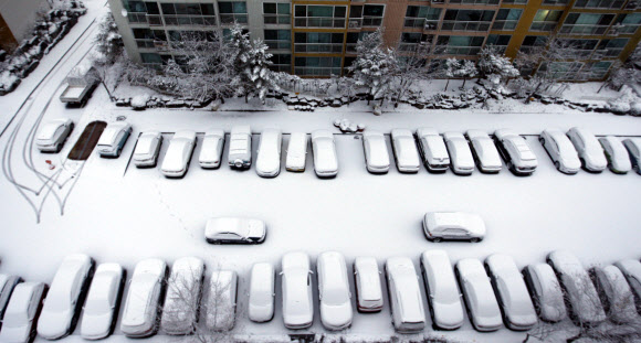 19일 오전 첫눈이 내린 강원 춘천시내의 한 아파트단지에서 차량들이 눈을 뒤집어 쓴 채 주차돼 있다. 춘천의 첫눈은 지난해보다 3일 빠르다고 기상청은 밝혔다. 연합뉴스