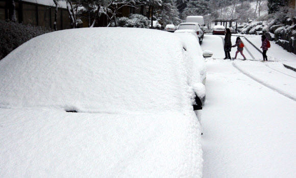 19일 오전 첫눈이 내린 강원 춘천시내의 한 아파트단지에서 차량들이 눈을 뒤집어 쓴 채 주차돼 있다. 춘천의 첫눈은 지난해보다 3일 빠르다고 기상청은 밝혔다. 연합뉴스