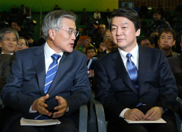 민주통합당 문재인ㆍ무소속 안철수 후보가 19일 오후 서울 강서구 KBS 88체육관에서 열린 한농연 대선후보 초청 농정대토론회에 나란히 참석해 대화를 나누고 있다.  연합뉴스