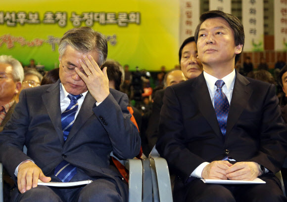 민주통합당 문재인ㆍ무소속 안철수 후보가 19일 오후 서울 강서구 KBS 88체육관에서 열린 한농연 대선후보 초청 농정대토론회에 나란히 참석해 굳은 표정을 짓고 있다. 연합뉴스