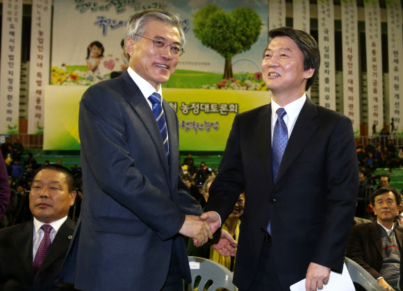 민주통합당 문재인ㆍ무소속 안철수 후보가 19일 오후 서울 강서구 KBS 88체육관에서 열린 한농연 대선후보 초청 농정대토론회에 나란히 참석해 악수하고 있다.  연합뉴스