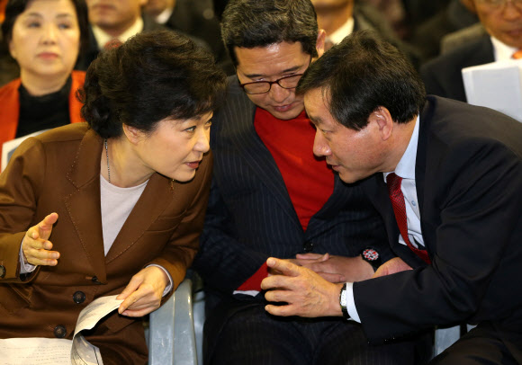 새누리당 박근혜 대선후보가 19일 오후 서울 강서구 KBS스포츠월드에서 열린 ‘한농연(한국농업경영인 중앙연합회) 대선후보 초청 농정대토론회’에서 유정복 직능본부장(오른쪽), 김학용 의원(가운데)과 대화하고 있다.  연합뉴스