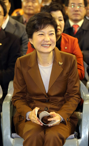 새누리당 박근혜 대선후보가 19일 오후 서울 강서구 KBS 88체육관에서 열린 ‘한농연(한국농업경영인 중앙연합회) 대선후보 초청 농정대토론회’에서 밝은 표정으로 참석자들의 발언을 경청하고 있다.  연합뉴스