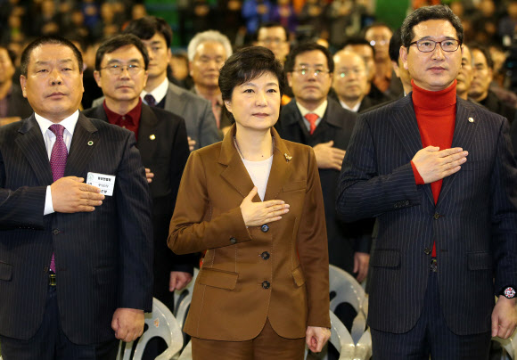 새누리당 박근혜 대선후보가 19일 오후 서울 강서구 KBS 88체육관에서 열린 ‘한농연(한국농업경영인 중앙연합회) 대선후보 초청 농정대토론회’에서 국기에 대한 경례를 하고 있다. 앞줄 왼쪽부터 김준봉 회장, 박근혜 후보, 김학용 의원. 연합뉴스