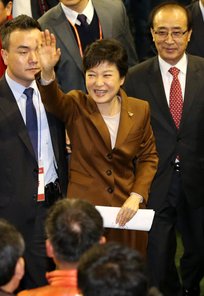 새누리당 박근혜 대선후보가 19일 오후 서울 강서구 KBS스포츠월드에서 열린 ‘한농연(한국농업경영인 중앙연합회) 대선후보 초청 농정대토론회’에서 참석자들에게 손을 흔들며 인사하고 있다. 연합뉴스