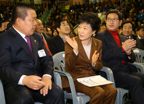 새누리당 박근혜 대선후보가 19일 오후 서울 강서구 KBS 88체육관에서 열린 ‘한농연(한국농업경영인 중앙연합회) 대선후보 초청 농정대토론회’에서 김준봉 연합회장과 대화하고 있다.  연합뉴스