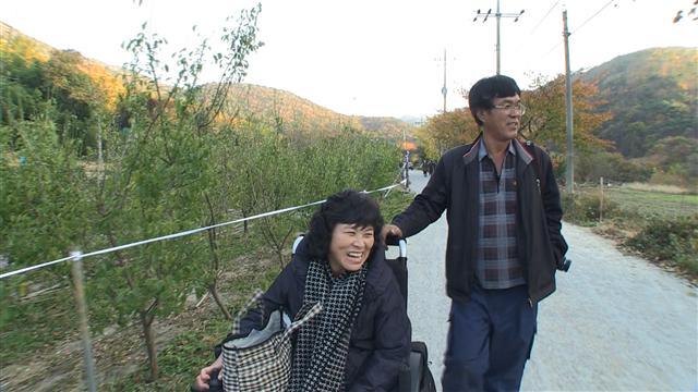 서로의 손과 발이 되어 행복한 동행을 하고 있는 정옥자(왼쪽)씨와 박근우씨 부부의 삶을 소개하는 ‘희망풍경’.  EBS 제공