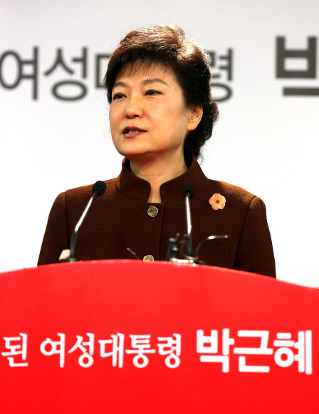새누리당 박근혜 대선후보가 21일 오후 서울 여의도 당사에서 교육정책을 발표하고 있다. 연합뉴스