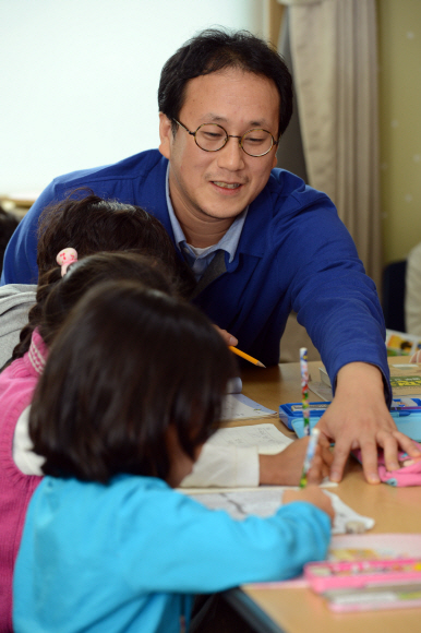임채휘 돈보스코 아동복지센터 팀장이 21일 아이들의 글씨 연습을 도와주고 있다. 도준석기자 pado@seoul.co.kr