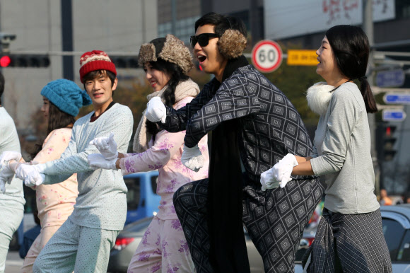 22일 오전 광화문 거리에서 새마을운동중앙회가 개최한 ‘겨울철 온(溫) 맵시 및 전기 20% 절약실천캠페인’에 참가한 대학생들이 내복을 입고 말춤을 추며 겨울철 내복입기 생활화를 통한 에너지 절약 실천을 호소하고 있다. 연합뉴스