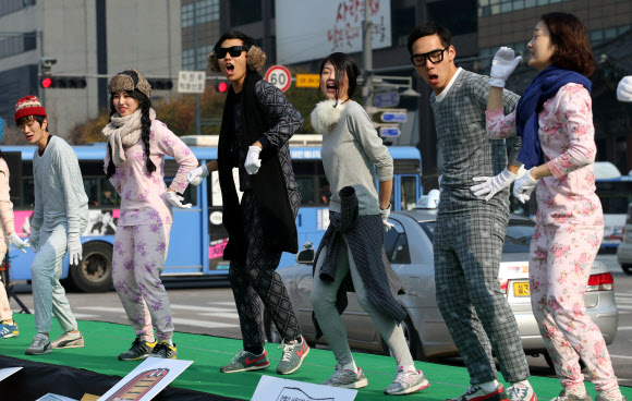 22일 오전 광화문 거리에서 새마을운동중앙회가 개최한 ‘겨울철 온(溫) 맵시 및 전기 20% 절약실천캠페인’에 참가한 대학생들이 내복을 입고 말춤을 추며 겨울철 내복입기 생활화를 통한 에너지 절약 실천을 호소하고 있다.  연합뉴스