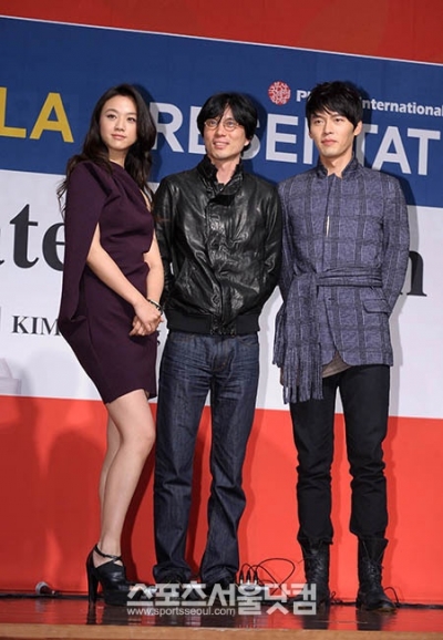 탕웨이(왼쪽)가 김태용 감독(가운데)과 열애설에 휩싸였다.<br>
