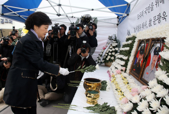 새누리당 박근혜 대선후보가 23일 오전 안동시 삼산동 안동 문화의 거리에 마련된 연평도 포격 2주기 추모분향소를 찾아 헌화하고 있다.  연합뉴스