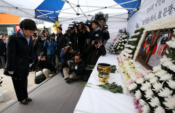 새누리당 박근혜 대선후보가 23일 오전 안동시 삼산동 안동 문화의 거리에 마련된 연평도 포격 2주기 추모분향소를 찾아 묵념하고 있다.  연합뉴스