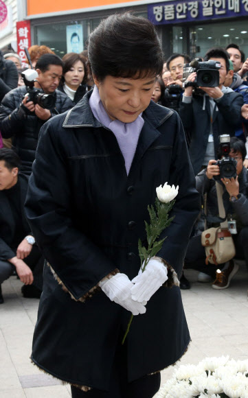 새누리당 박근혜 대선후보가 23일 오전 안동시 삼산동 안동 문화의 거리에 마련된 연평도 포격 2주기 추모분향소를 찾아 헌화하고 있다.  연합뉴스