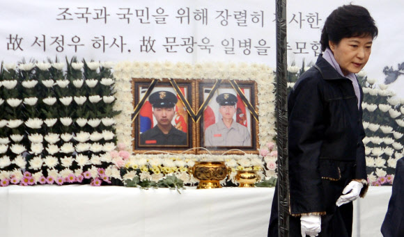 새누리당 박근혜 대선후보가 23일 오전 경북 안동시 안동 문화의 거리에 마련된 연평도 포격 2주기 추모분향소에서 헌화 분향을 마친 뒤 돌아서고 있다.  연합뉴스