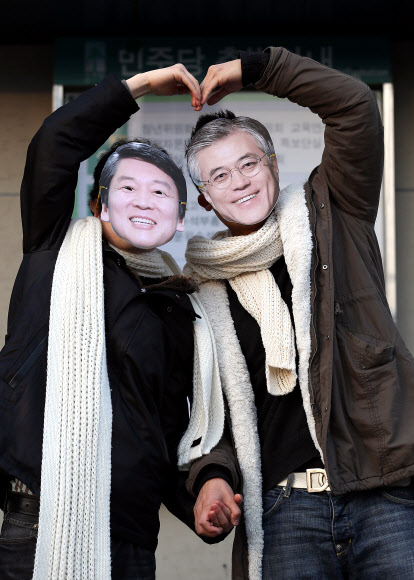 ‘이대로는 투표를 못하겠다는 청년유권자 모임’ 회원들이 23일 오후 서울 영등포구 민주통합당 당사 앞에서 무소속 안철수 대선후보와의 단일화를 촉구하며 퍼포먼스를 하고 있다. 연합뉴스