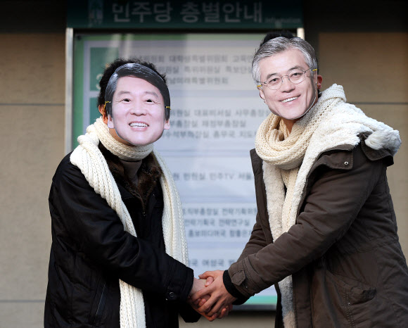 ‘이대로는 투표를 못하겠다는 청년유권자 모임’ 회원들이 23일 오후 서울 영등포구 민주통합당 당사 앞에서 무소속 안철수 대선후보와의 단일화를 촉구하며 퍼포먼스를 하고 있다. 연합뉴스