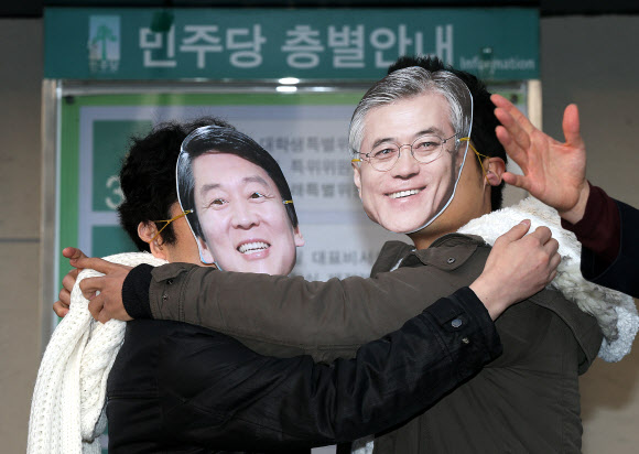 ‘이대로는 투표를 못하겠다는 청년유권자 모임’ 회원들이 23일 오후 서울 영등포구 민주통합당 당사 앞에서 무소속 안철수 대선후보와의 단일화를 촉구하며 퍼포먼스를 하고 있다. 연합뉴스