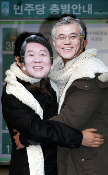 ‘이대로는 투표를 못하겠다는 청년유권자 모임’ 회원들이 23일 오후 서울 영등포구 민주통합당 당사 앞에서 무소속 안철수 대선후보와의 단일화를 촉구하며 퍼포먼스를 하고 있다. 연합뉴스