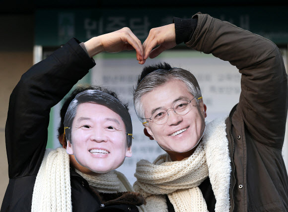 ‘이대로는 투표를 못하겠다는 청년유권자 모임’ 회원들이 23일 오후 서울 영등포구 민주통합당 당사 앞에서 무소속 안철수 대선후보와의 단일화를 촉구하며 퍼포먼스를 하고 있다. 연합뉴스