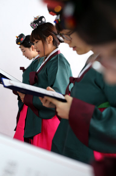 26일 오전 경기도 양평군 옥천면 양근향교에서 수능을 마친 양평고등학교 고3 여학생들이 성년식을 치르며 선서를 하고 있다. 연합뉴스