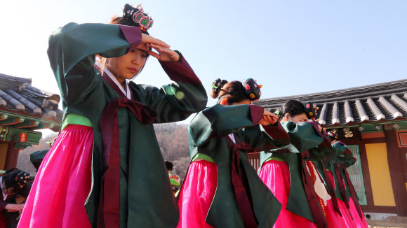 26일 오전 경기도 양평군 옥천면 양근향교에서 수능을 마친 양평고등학교 고3 여학생들이 성년식을 치른 후 공자에게 인사를 올리며 ‘유향(儒鄕)’의 정신을 배우고 있다. 연합뉴스