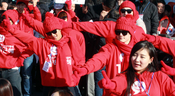 12ㆍ19 대선 공식 선거운동 첫날인 27일 박근혜 새누리당 대통령 후보 지지자들이 대전역에서 선거운동을 하고있다. 연합뉴스