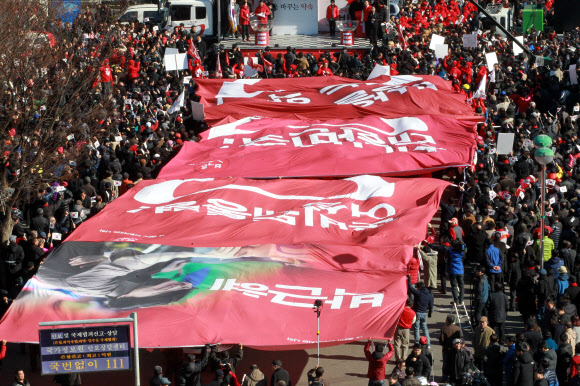 12ㆍ19 대선 공식 선거운동 첫날인 27일 대전역에서 박근혜 새누리당 대통령 후보 선거유세가 열린 가운데 대전역 광장에 박 후보를 지지하는 대형 현수막이 널려 있다. 연합뉴스
