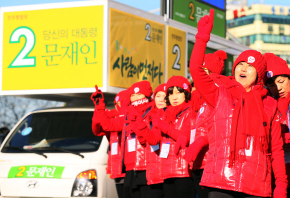제18대 대통령선거가 본격화된 27일 오전 인천시 남구 주안역 앞에서 열린 새누리당 인천시당 출정식에서 선거운동원들이 박근혜 후보의 지지를 호소하고 있다. 연합뉴스