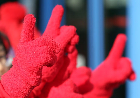 제18대 대통령선거가 본격화된 27일 오전 인천시 남구 주안역 앞에서 열린 새누리당 인천시당 출정식에서 선거운동원들이 검지손가락을 들고 박근혜 후보의 지지를 호소하고 있다. 연합뉴스