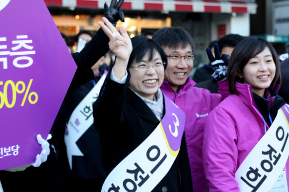 통합진보당 이정희 대선후보가 제18대 대통령선거 공식유세 첫날인 27일 구로디지털단지에서 첫 유세를 하고 있다. 통합진보당 제공/연합뉴스