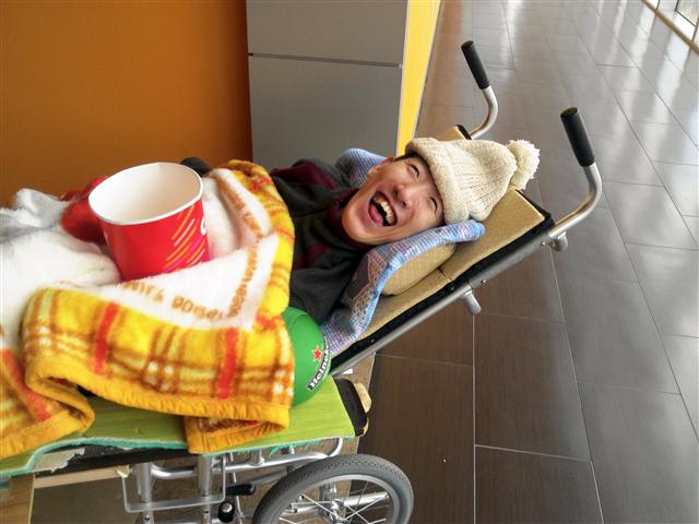 영화관 가서 영화 보는 것이 꿈이었던 김보람씨가 이달 초 ‘꿈’을 이루고 난 뒤 즐거워하고 있다. 중증 장애인인 그는 KB금융이 제공한 복지차량 덕분에 영화관에 갈 수 있었다. KB금융 제공