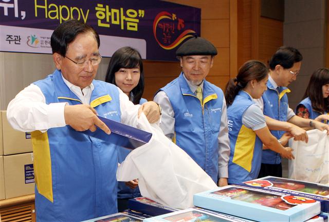 지난 9월 18일 서울 중구 신한은행 본점 대강당에서 한동우(왼쪽) 신한금융 회장과 임직원 100여명이 학용품과 생필품, 식료품이 들어 있는 ‘추석 선물 꾸러미’를 만들어 전국의 지역아동센터 아이들에게 전달하고 있다. 신한금융 제공