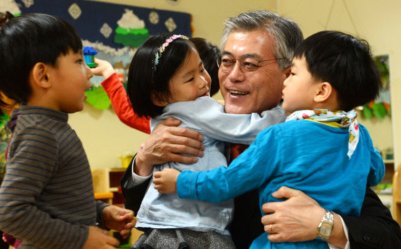 민주통합당 문재인 대선후보가 28일 대전시 유성구 신성동 사이언스어린이집을 방문, 어린이와 포옹하고 있다. 연합뉴스