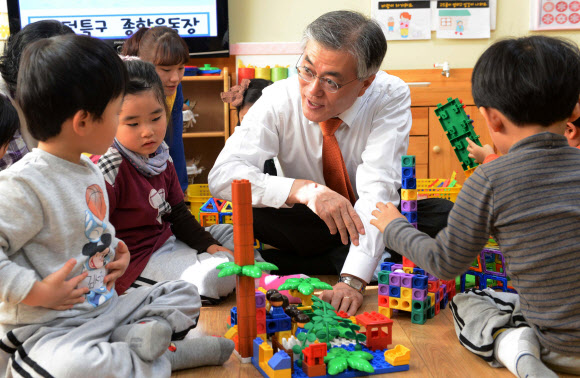 민주통합당 문재인 대선후보가 28일 대전시 유성구 신성동 사이언스어린이집을 방문, 어린이와 함께 놀이를 하고 있다. 연합뉴스
