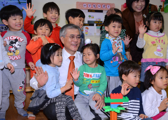 민주통합당 문재인 대선후보가 28일 대전시 유성구 신성동 사이언스어린이집을 방문, 어린이들과 기념촬영을 하고 있다. 연합뉴스