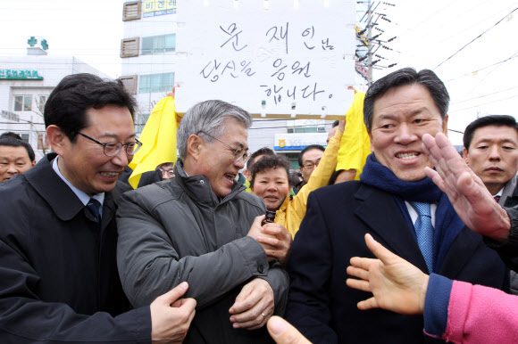 민주통합당 문재인 대선 후보가 29일 오전 전남 여수시 서교동 서시장을 방문, 한 시장상인에게 드링크제를 받고 있다.  연합뉴스
