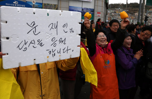 여수 서시장 상인들이 29일 오전 여수 서교동 서시장 앞에서 민주통합당 문재인 대선 후보의 유세를 응원하고 있다. 연합뉴스