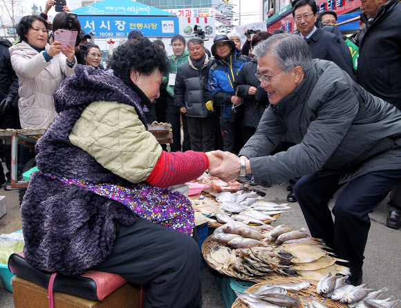 민주통합당 문재인 대선 후보가 29일 오전 전남 여수시 서교동 서시장을 방문, 시장 상인과 인사하고 있다. 연합뉴스