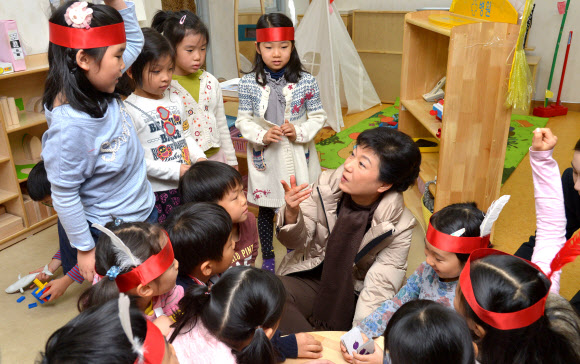 새누리당 박근혜 대선후보가 공식 선거운동 사흘째인 29일 첫 서울 유세로 서울 여의도 증권거래소 직장 어린이집을 방문해 원생들과 이야기하고 있다.  연합뉴스