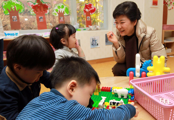 새누리당 박근혜 대선후보가 공식 선거운동 사흘째인 29일 첫 서울 유세로 서울 여의도 증권거래소 직장 어린이집을 방문해 원생들과 이야기하고 있다.  연합뉴스