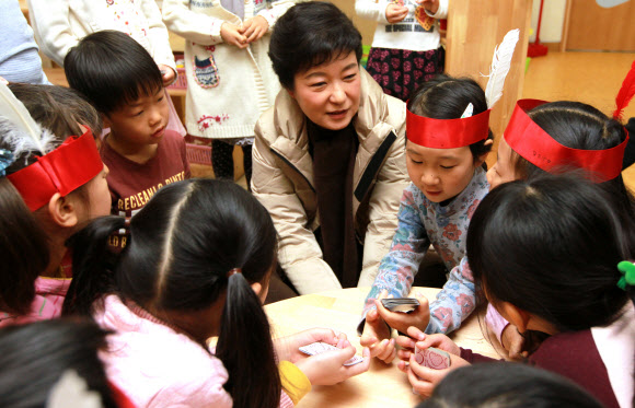 새누리당 박근혜 대선후보가 공식 선거운동 사흘째인 29일 첫 서울 유세로 서울 여의도 증권거래소 직장 어린이집을 방문해 원생들과 이야기하고 있다.  연합뉴스
